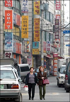 이은화씨 가게가 있는 인천시 연희동에 상점들이 빼곡하게 들어서있다. 